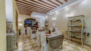 Se ofrece un desayuno continental (10 EUR por persona)
