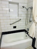 Habitación estándar doble | Baño | Ducha y bañera combinadas, secador de pelo y toallas