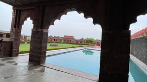 Kolam renang tertutup 