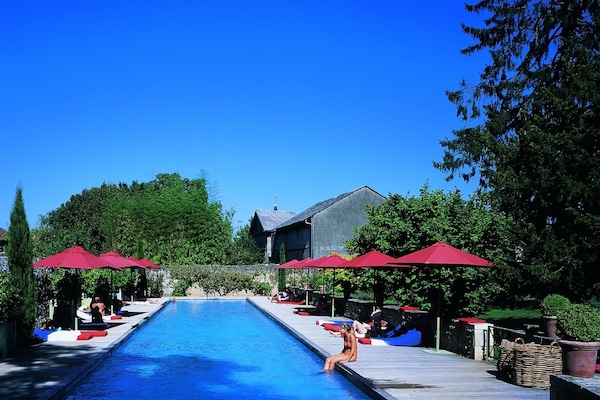 Piscine extérieure, parasols de plage, chaises longues