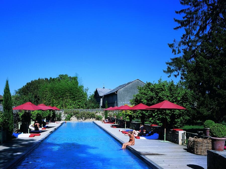 Piscine extérieure, parasols de plage, chaises longues