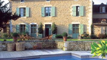 Piscina externa, guarda-sóis, espreguiçadeiras