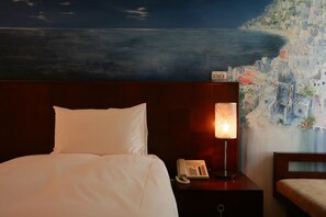 标准双床房 | 迷你吧、办公桌、遮光窗帘、免费 WiFi