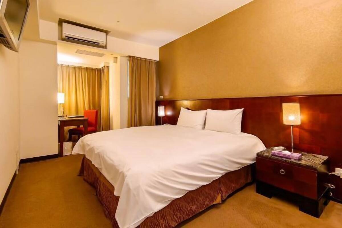 Minibar, desk, blackout drapes, WiFi (free)