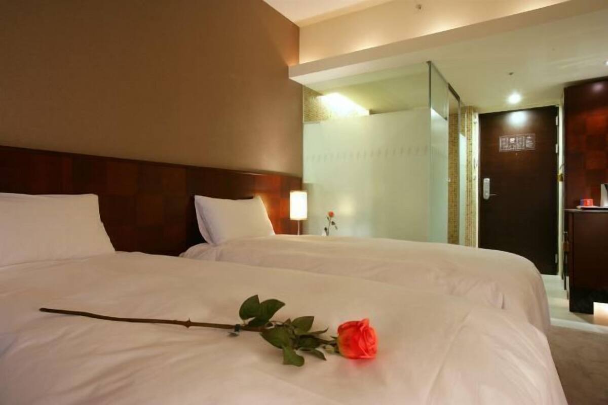 Minibar, desk, blackout drapes, WiFi (free)