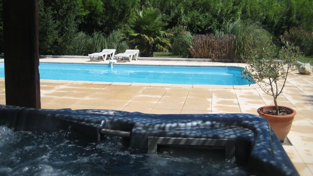 Outdoor pool - Essentiel Spa (Arles)