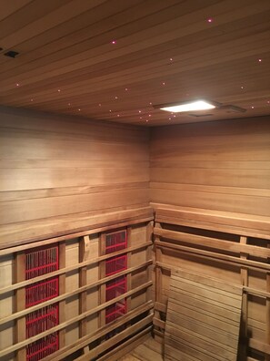 Salas de tratamiento para parejas, un sauna, una bañera de hidromasaje