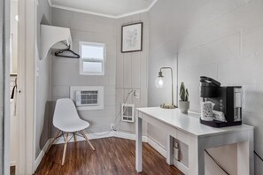 Rom – basic | Individuelt dekorert, individuelt innredet og blendingsgardiner