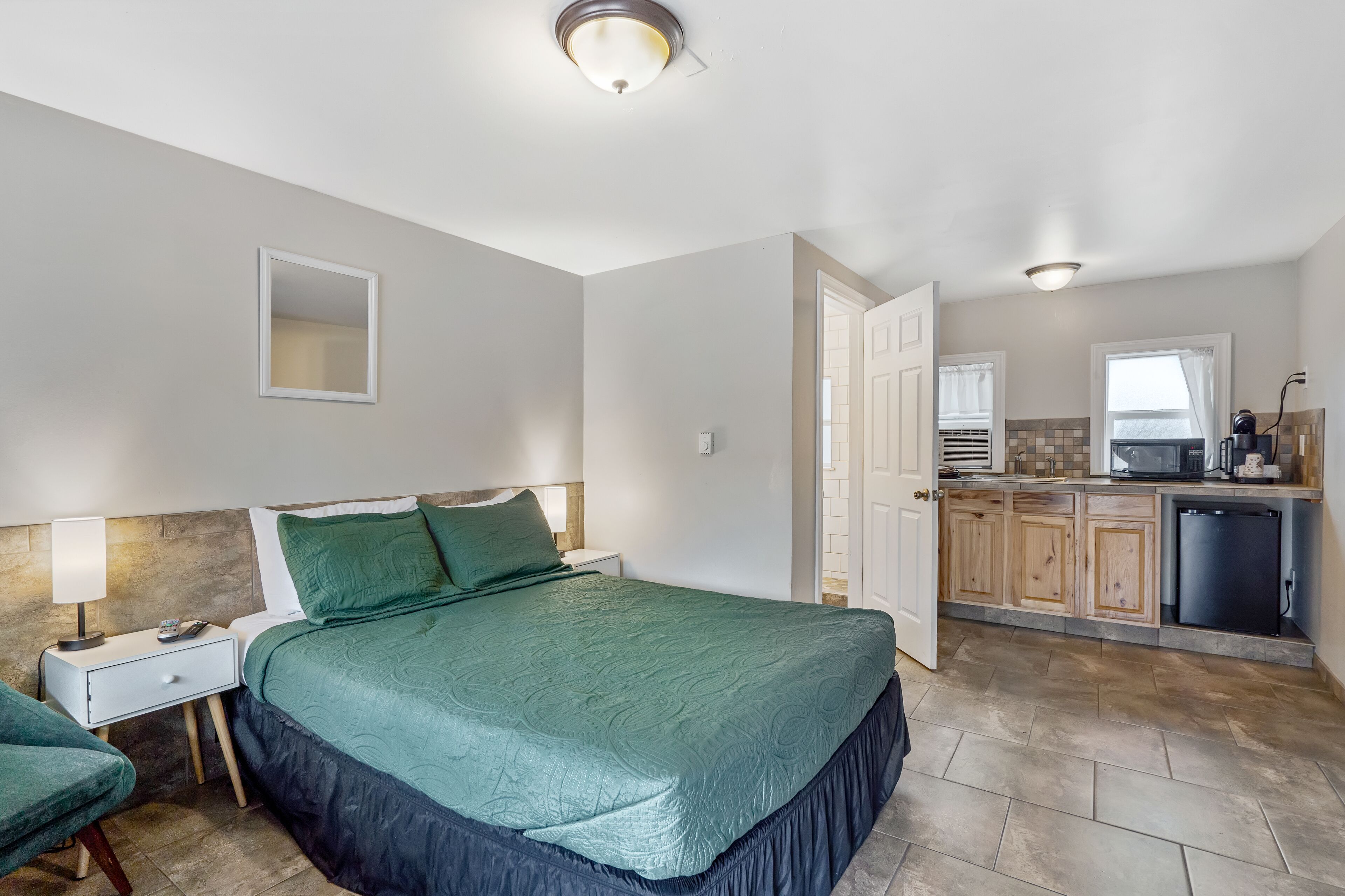 بديكورات فريدة لكل غرفة وطراز فريد لكل وحدة وستائر تعتيم ومكواة/لوح كي