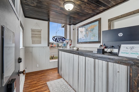 Mostrador para check-in y check-out. Selkirk Motel