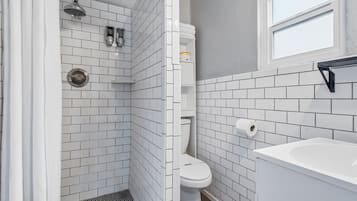 Basic Room | Bathroom | Free toiletries, hair dryer, towels, soap