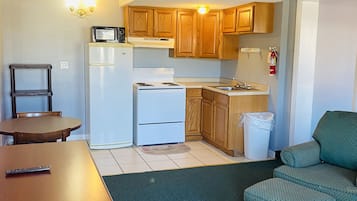 Suite junior, 1 habitación, para no fumadores | Área de sala de estar | Televisión de 32 pulgadas con canales por cable