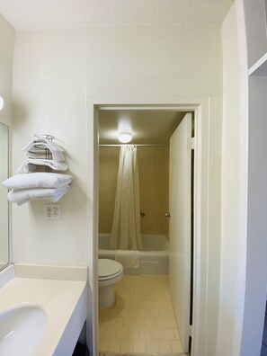 Bathroom - Travelers Place Inn & Suites (Scottsboro)