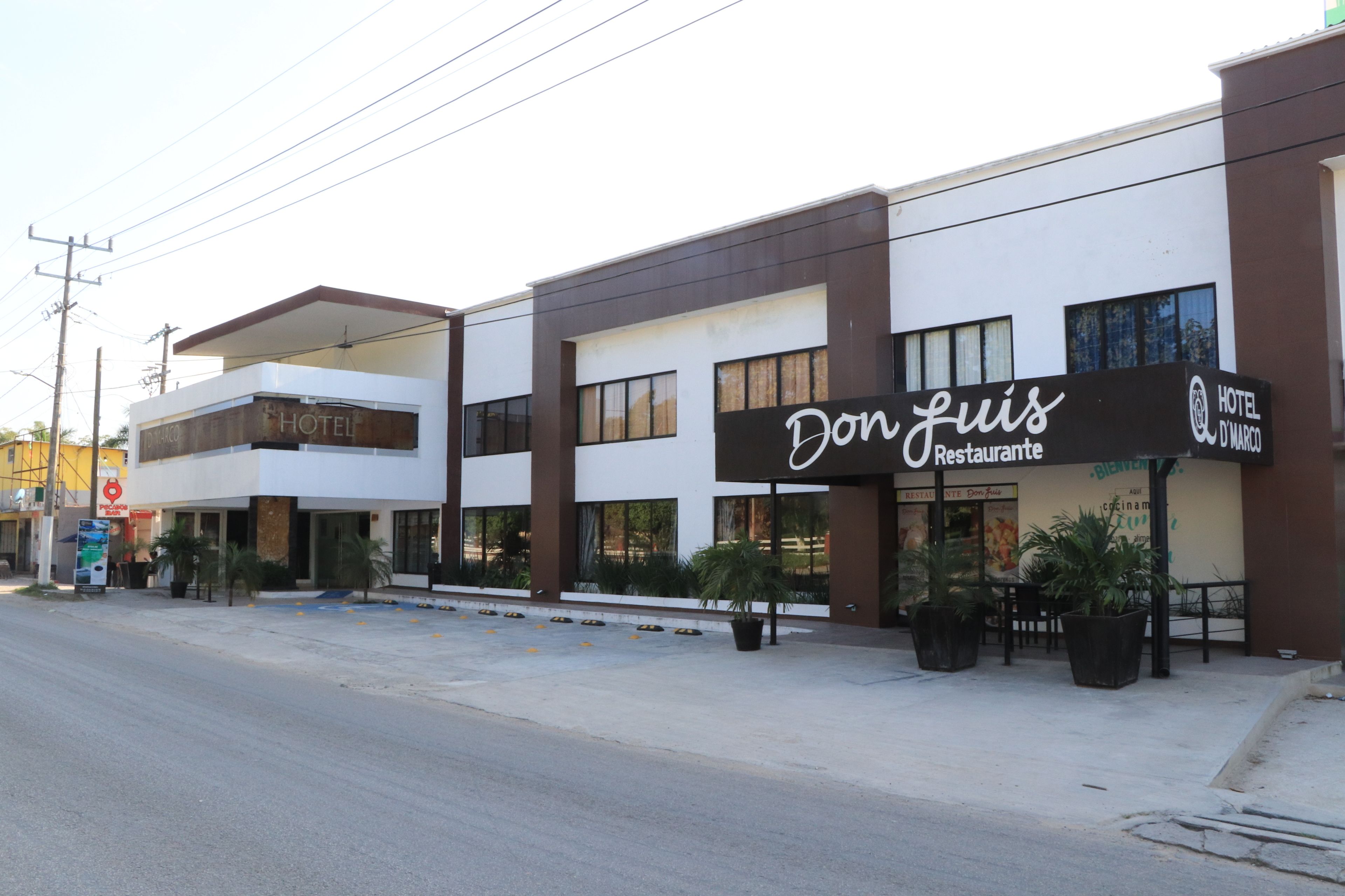 Vista frontal de la propiedad