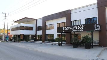 Vista frontal de la propiedad