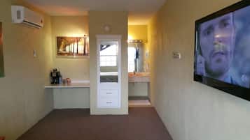 Habitación clásica | Área de sala de estar | Televisión de pantalla plana