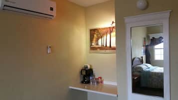 Classic Room | 1 bedroom, in-room safe, desk, rollaway beds