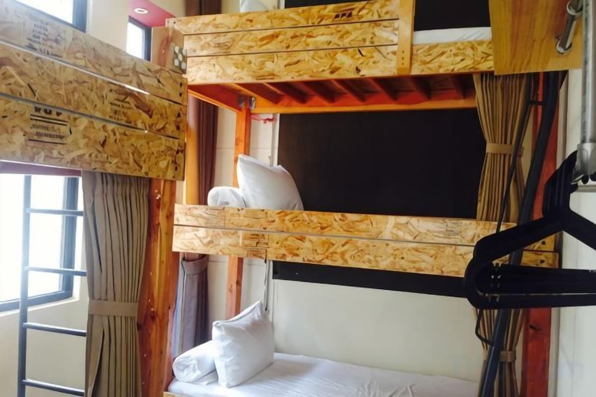 Premium bedding, in-room safe, laptop workspace, soundproofing