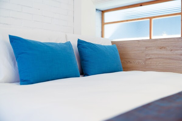 أغطية فراش متميزة وخزنة داخل الغرفة ومساحة عمل للكمبيوتر المحمول