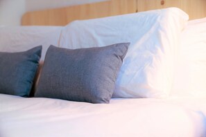 Signature Double Room, 1 Queen Bed, Shared Bathroom | Premium bedding, in-room safe, laptop workspace, soundproofing - With inn Hostel (Kaohsiung)