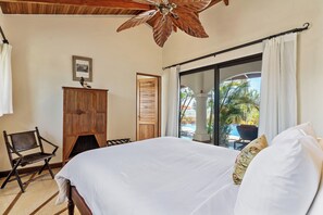 客房, 1 张大床, 泳池景观 | 埃及棉床单、高档床上用品、羽绒被、加厚床垫