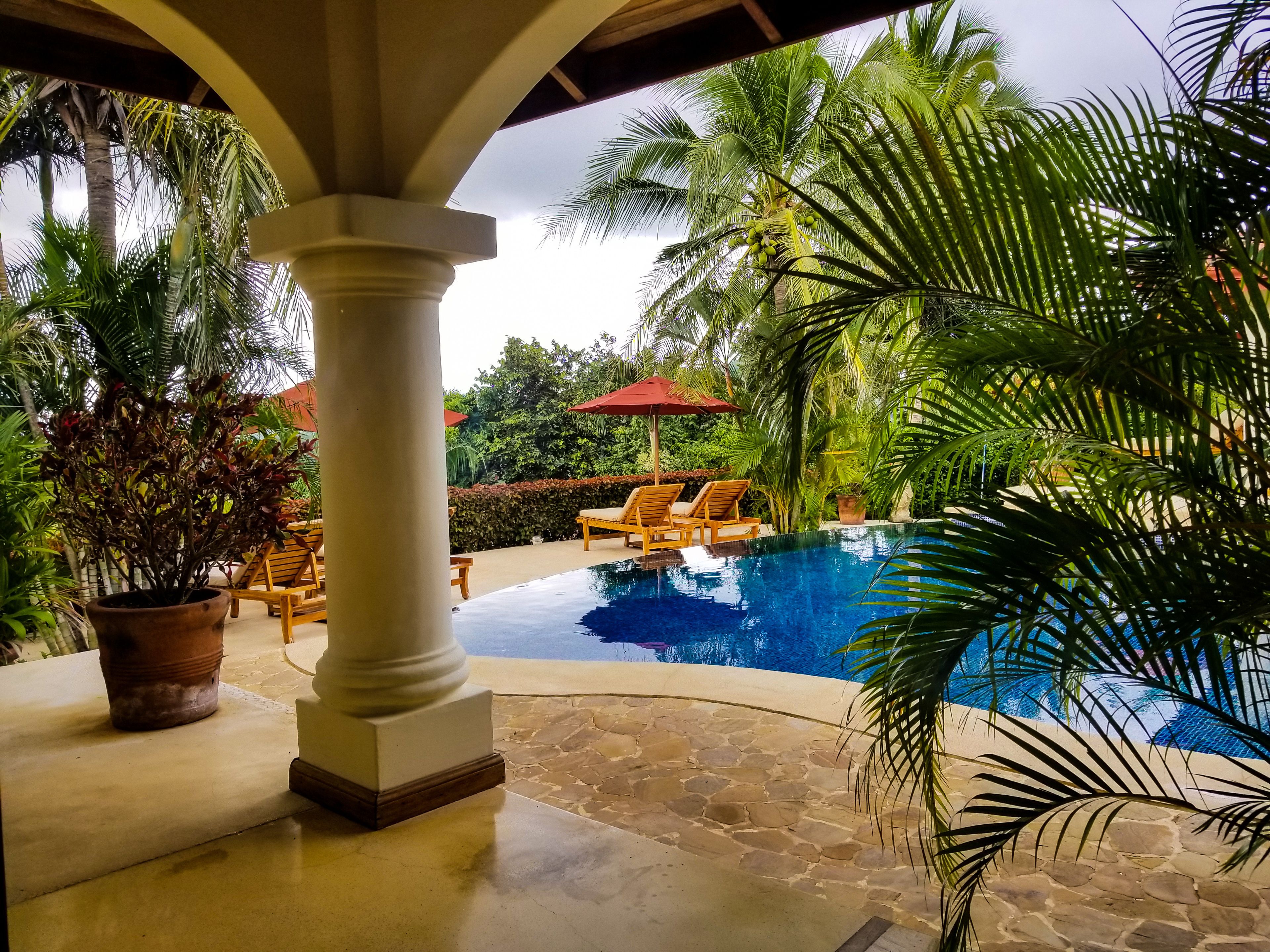 Kamar, 1 Tempat Tidur Queen, pemandangan kolam renang | Seprai katun Mesir, seprai premium, dan selimut bulu angsa