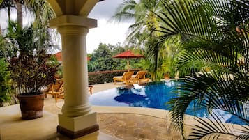 Habitación, 1 cama Queen size, vista a la alberca | Sábanas de algodón egipcio, ropa de cama de alta calidad y edredón