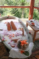 Salas de tratamiento para parejas, una bañera de hidromasaje