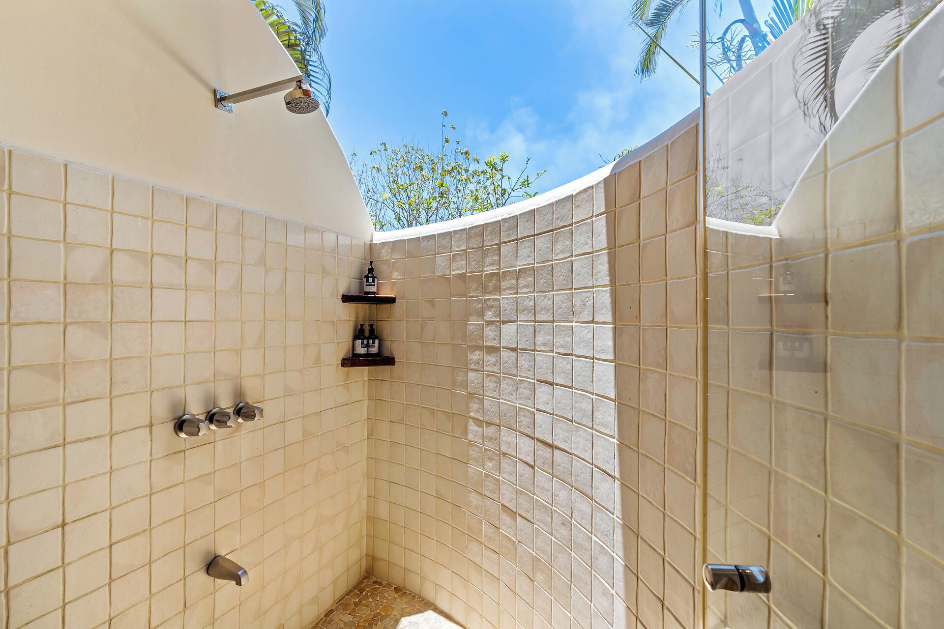 Zimmer, 1 King-Bett, Poolblick | Badezimmer | Dusche, Designer-Toilettenartikel, Haartrockner, Bademäntel