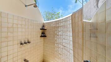 Zimmer, 1 King-Bett, Poolblick | Badezimmer | Dusche, Designer-Toilettenartikel, Haartrockner, Bademäntel