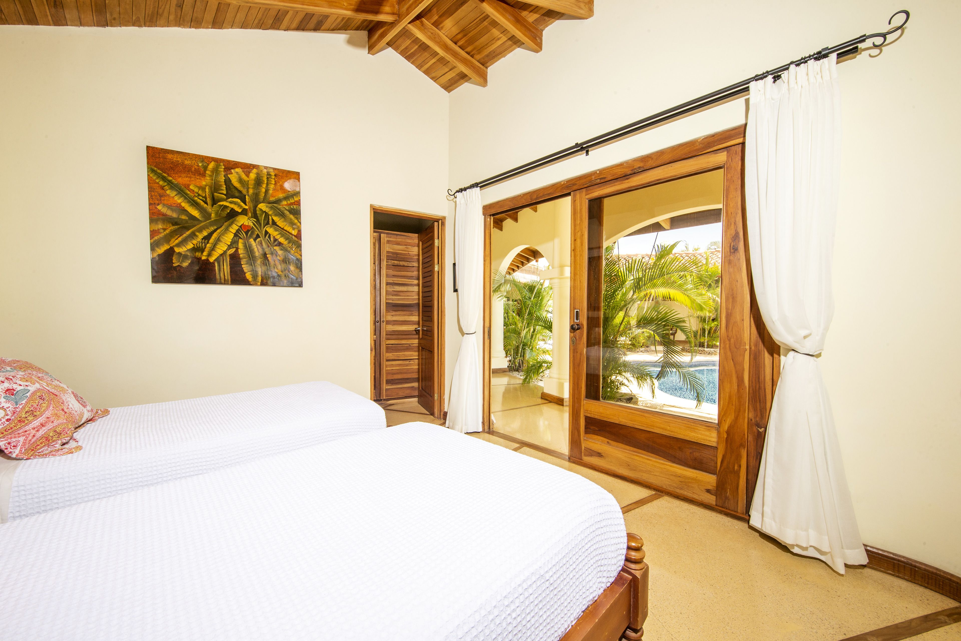 Chambre, 1 très grand lit, vue piscine | Draps en coton égyptien, literie de qualité supérieure