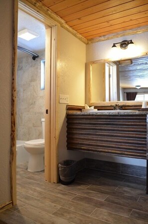 Deluxe Room | Bathroom | Combined shower/bathtub, free toiletries, towels, soap