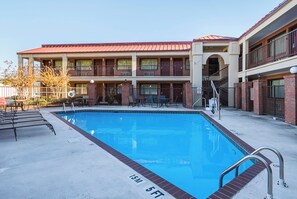 Una piscina con quince metros de profundidad, rodeada por un edificio con varios balcones y fachada de ladrillo.