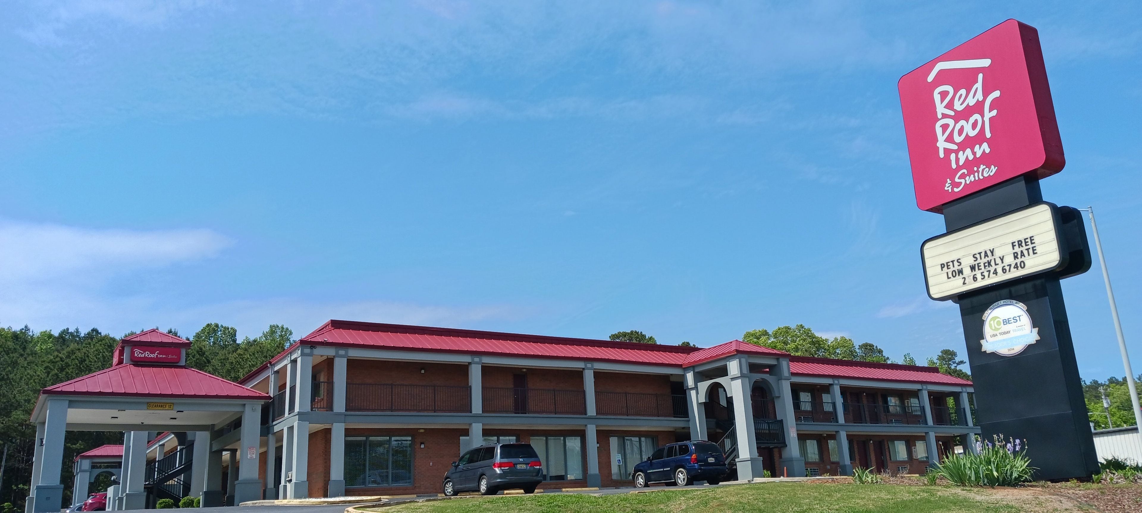 Un hôtel Red Roof Inn sous un ciel dégagé.