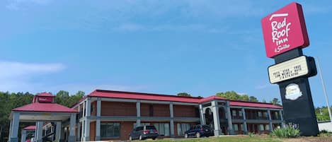 Un hôtel Red Roof Inn sous un ciel dégagé.