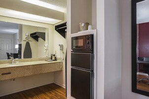 Escritorio, tabla de planchar con plancha, wifi gratis y ropa de cama