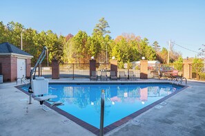 Seasonal outdoor pool - Red Roof Inn & Suites Scottsboro (Scottsboro)