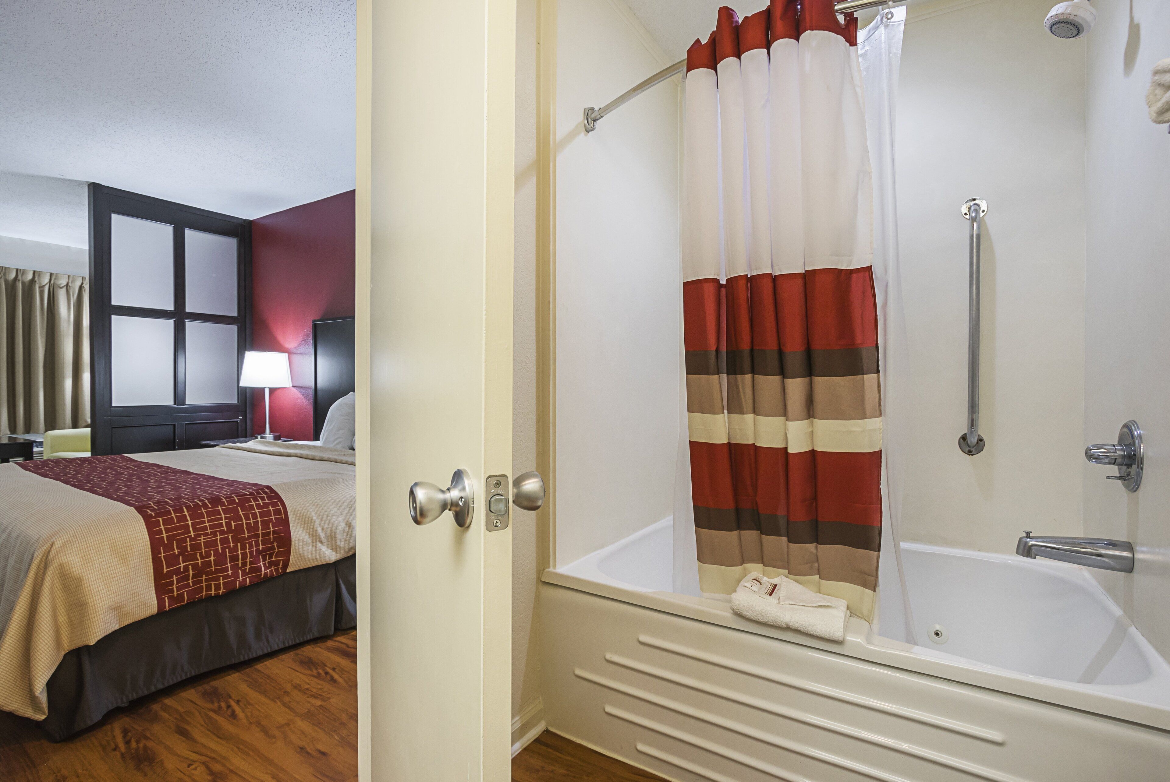 Suite, 1 King Bed with Sofa bed, Non Smoking, Jetted Tub | Bathroom | Free toiletries, hair dryer, towels, soap