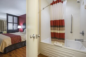 Suite, 1 cama de matrimonio grande con sofá cama, no fumadores, bañera de hidromasaje | Baño | Artículos de higiene personal gratuitos, secador de pelo y toallas