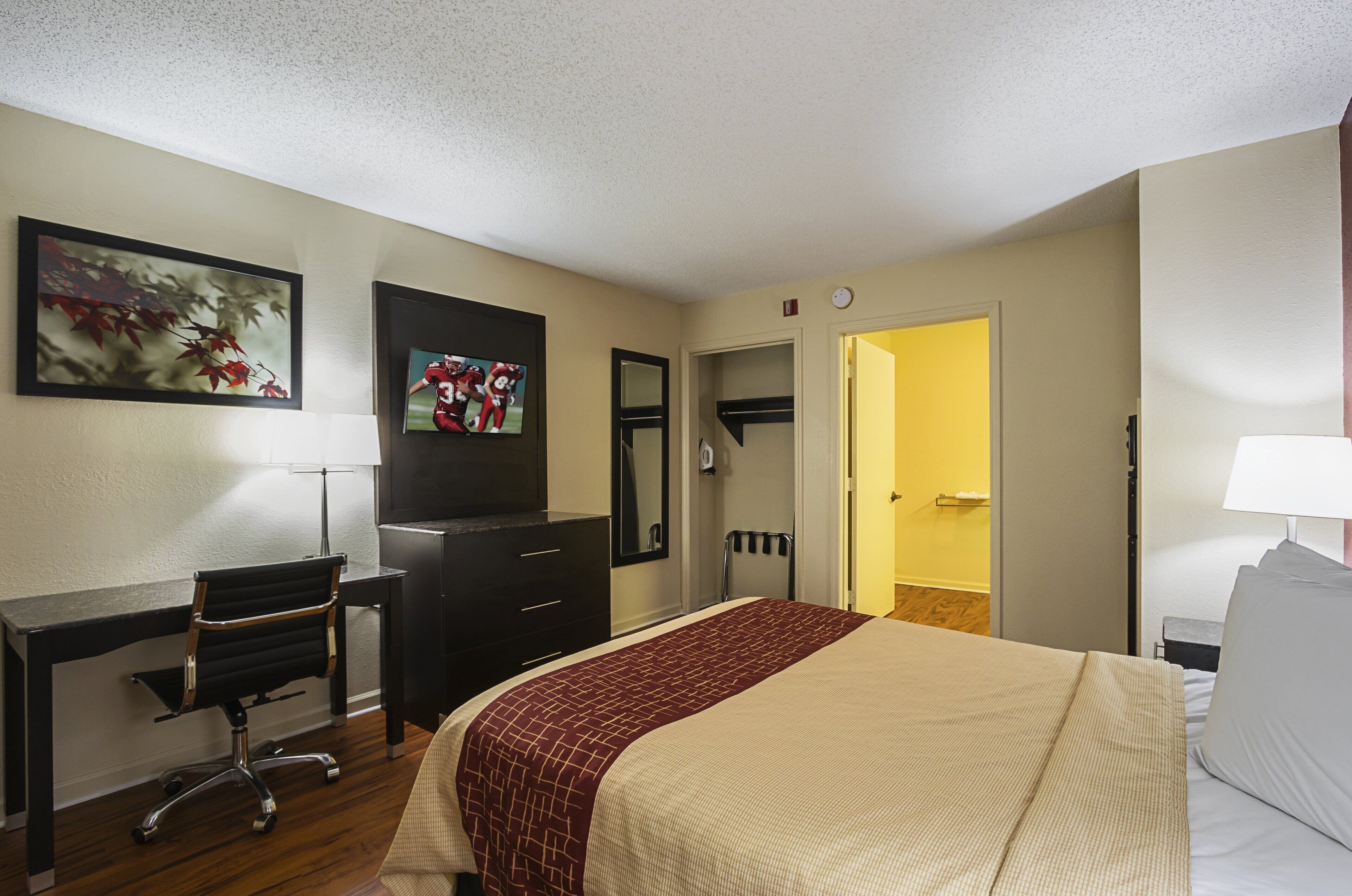 Desk, laptop workspace, iron/ironing board, free WiFi