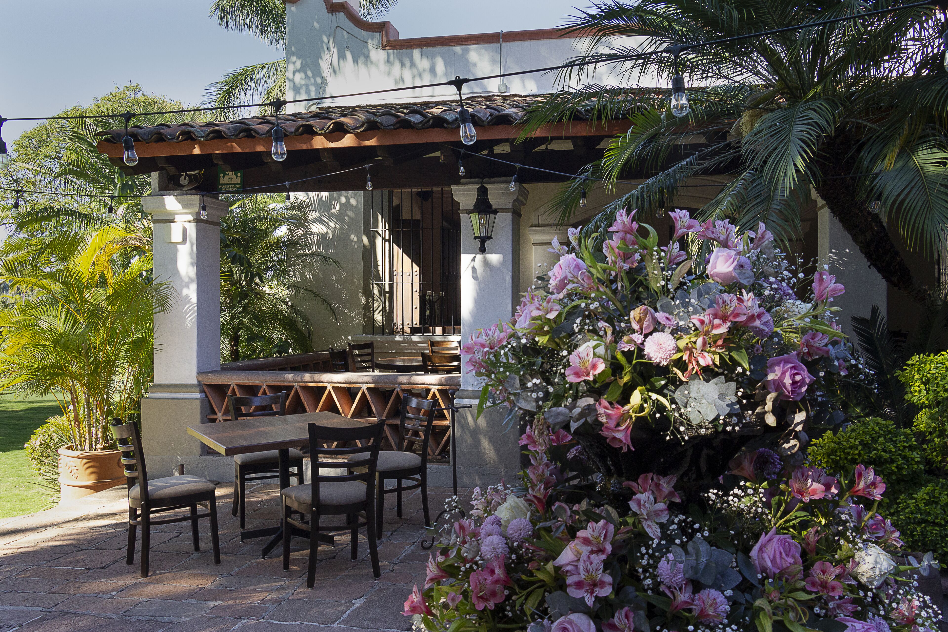 breakfast, lunch and dinner served