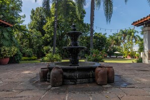 朝食、ランチ、ディナーに営業