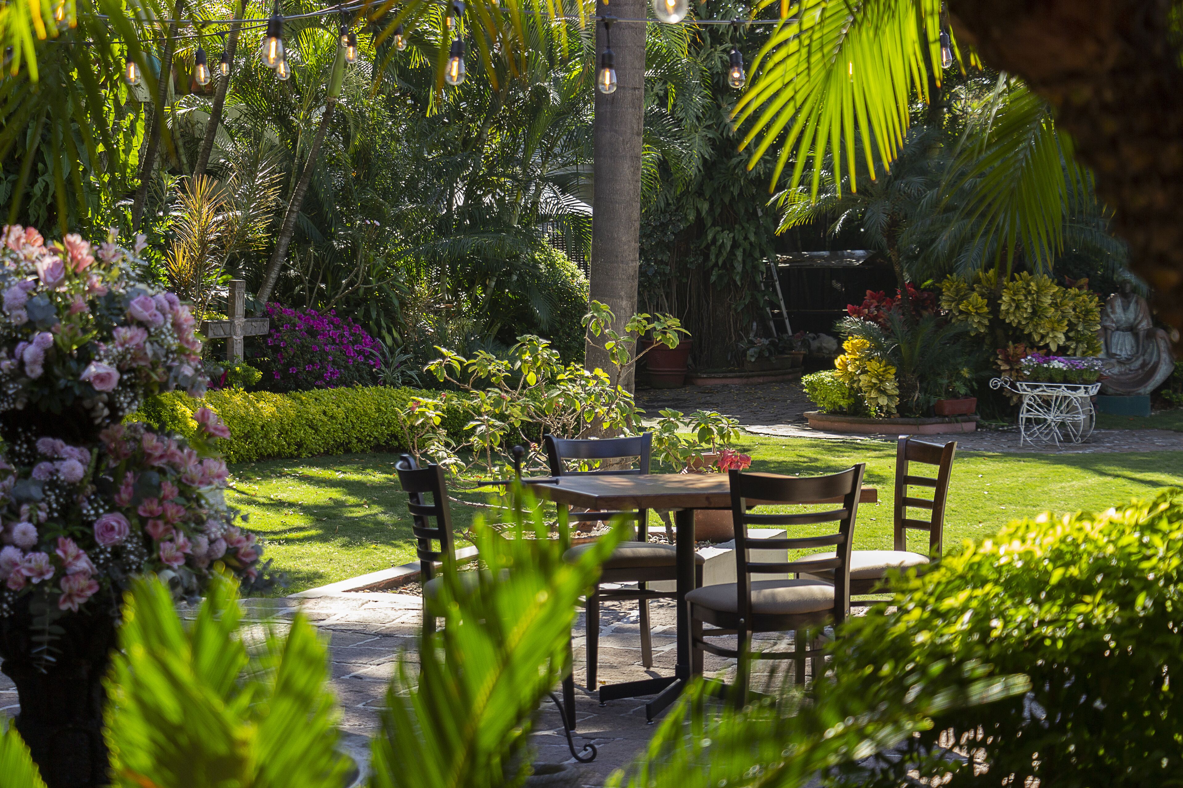 breakfast, lunch and dinner served