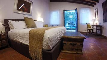 Coronel Suite, King bed, garden area | Hochwertige Bettwaren, Daunenbettdecken, Zimmersafe