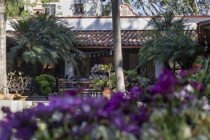 朝食、ランチ、ディナーに営業