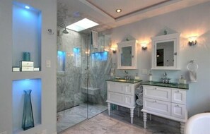 Deep soaking bathtub - Le Chateau du Lac (West Kelowna)