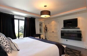 Room, 1 King Bed, Lake View (Chambord Room)