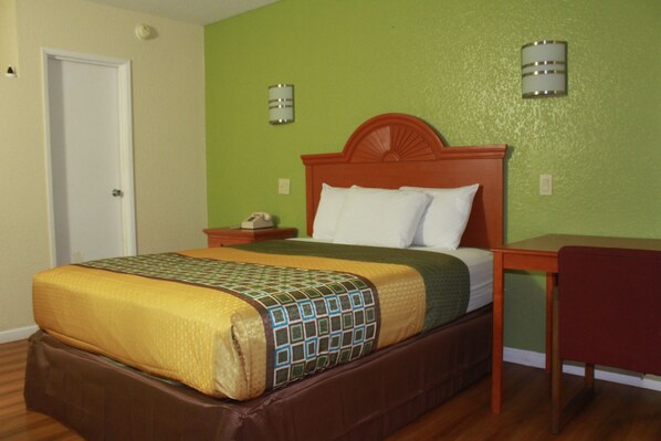 مكتب وستائر تعتيم وواي فاي مجانًا وملاءات أسرّة