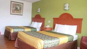 Meja kerja, tirai kedap cahaya, Wi-Fi gratis, dan seprai linen