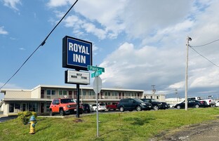 Motel con un letrero que dice Royal Inn, ubicado en las esquinas de Prairie y 5th St.